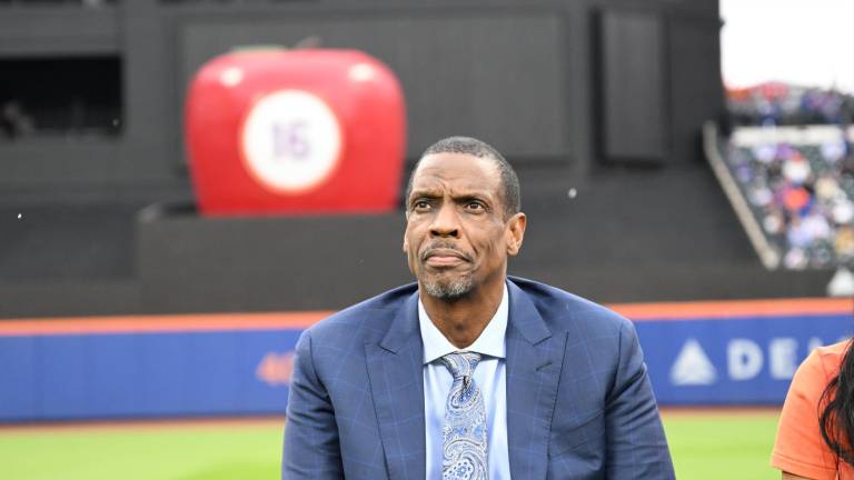 Dwight Gooden vio como los Mets le retiraron su número en el Citi Field.
