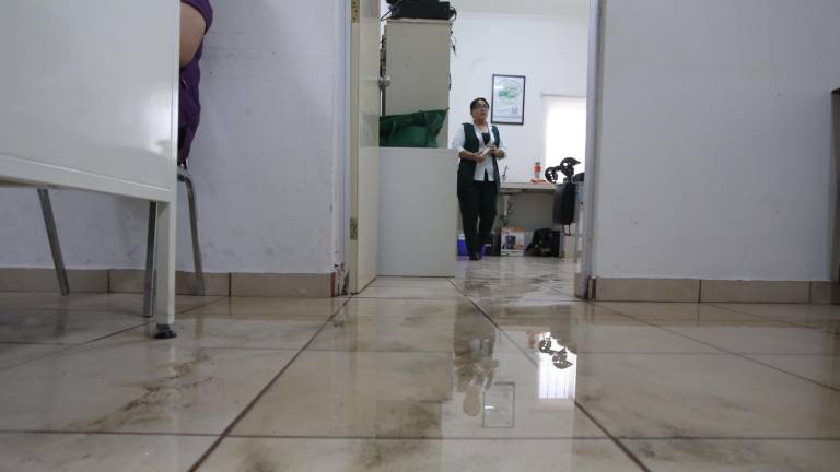El Centro de Salud de la Colonia Jaripillo en Mazatlán está inundado, le entra agua por todos lados en cada lluvia.