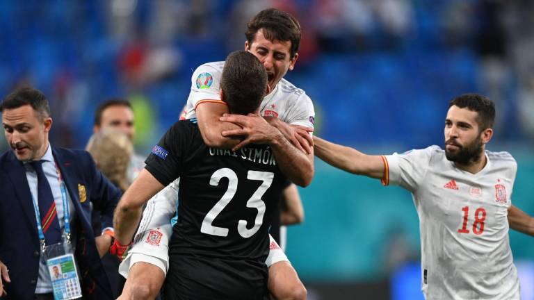 Unai Simón es felicitado por sus compañeros tras el triunfo español en penales.