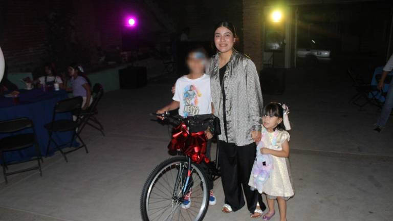 Además de la piñata, Diego, podrá gozar de su bicicleta nueva.
