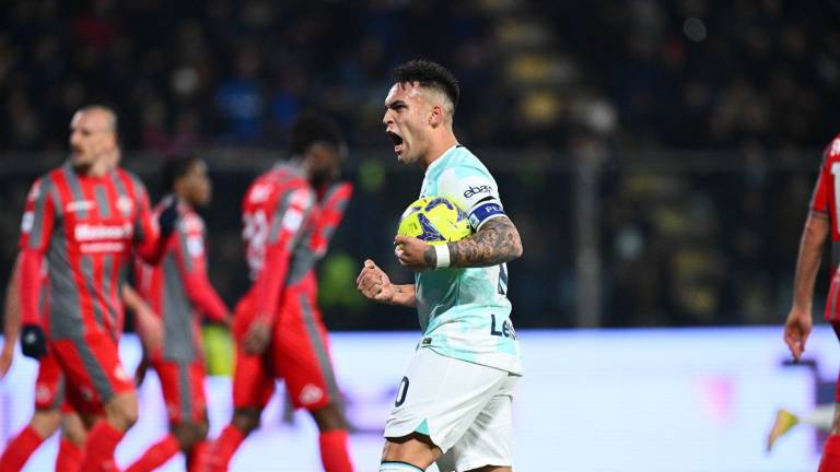 Lautaro Martínez anota doblete por el Inter.