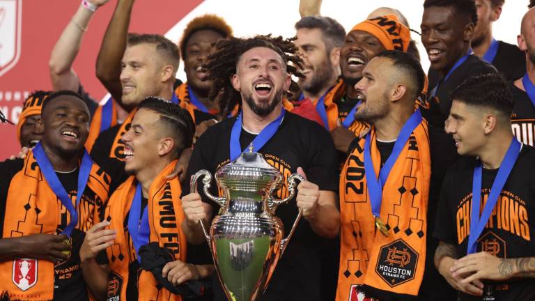 Héctor Herrera con el trofeo de campeón del US Open Cup.