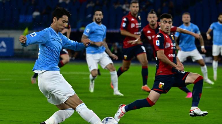 Johan Vásquez estuvo en plan grande en la defensa del Génova, que superó a la Lazio.