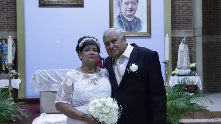 Martha Ofelia Llamas Vallejo y Felipe Guzmán López renuevan sus votos matrimoniales y dan gracias a Dios por continuar unidos desde hace 50 años.
