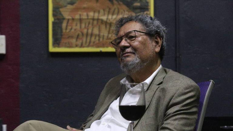 El escritor Élmer Mendoza comparte sus experiencias con sus lectores de Mazatlán.