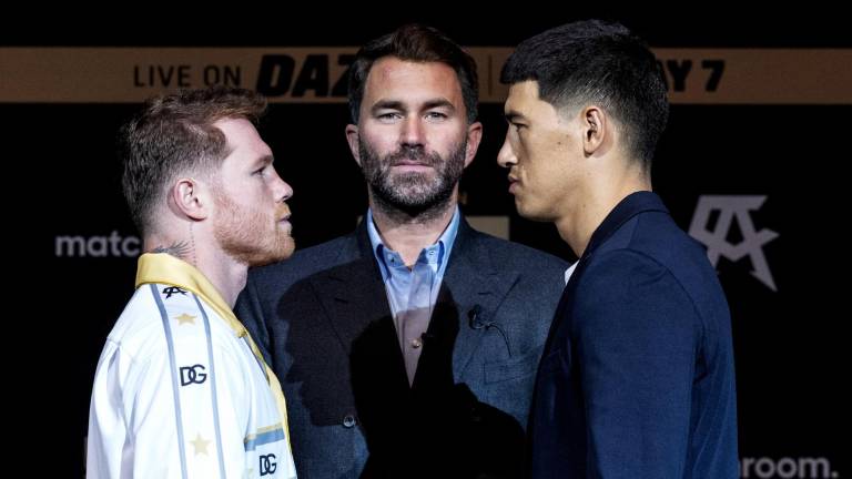 Saúl ‘Canelo’ Álvarez y Dmitry Bivol se ven las caras previo a su combate del sábado.