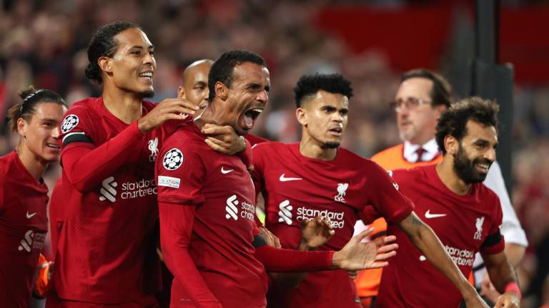 Joel Matip celebra con sus compañeros el gol del triunfo para el Liverpool.
