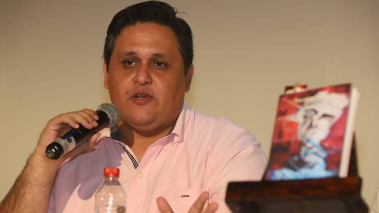 El escritor mazatleco Alfonso Aramis Franco Díaz presenta la primera novela La Fragata.