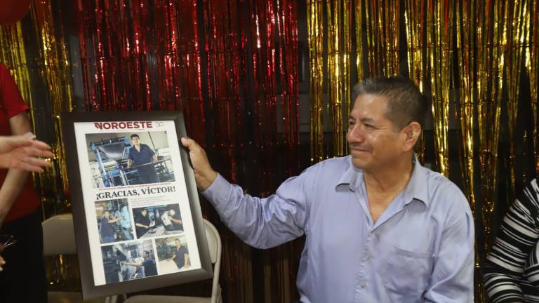 Después de 44 años en Grupo Editorial Datemex en el área de prensa, Víctor Manuel Heredia Zepeda celebra su jubilación.