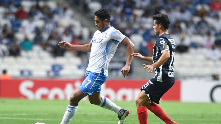 El sinaloense Luis Romo conduce el balón por Cruz Azul.