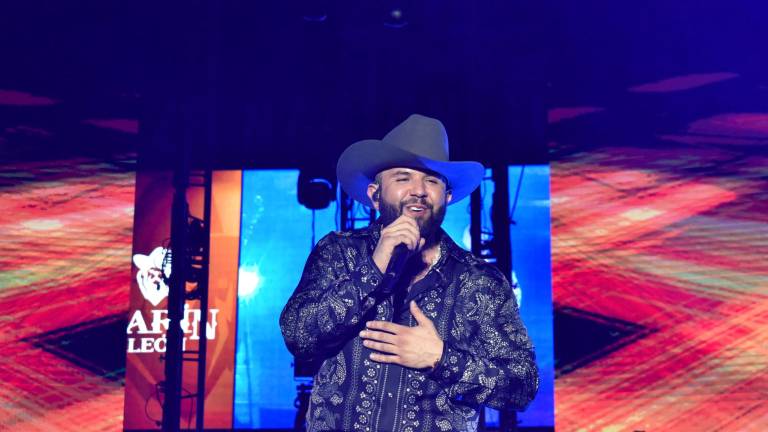 Carin León le canta a los sinaloenses con lleno total en el Estadio de Los Tomateros.