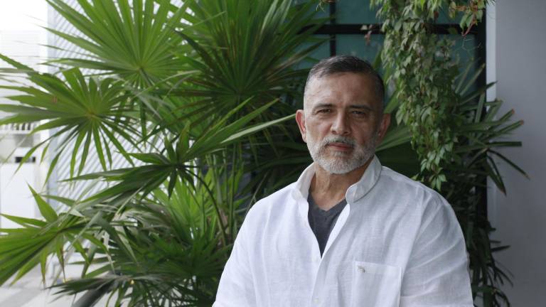 Luis Pérez de Acha, abogado por la Escuela Libre de Derecho con Doctorado en Derecho por la UNAM y experto en derecho constitucional, fiscal y administrativo.