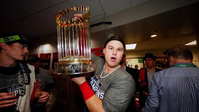 Joc Pederson presume el trofeo de campeón de la Serie Mundial, logrado en 2021.