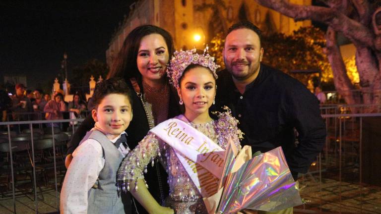 Melanie Alarcón entre sus padres, Sara Bernal y Juan Carlos Alarcón, y su hermano, Leonardo.