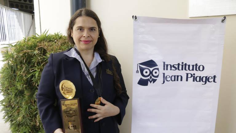 La maestra Rosa Amelia Trejo recibe el Global Teacher Award.