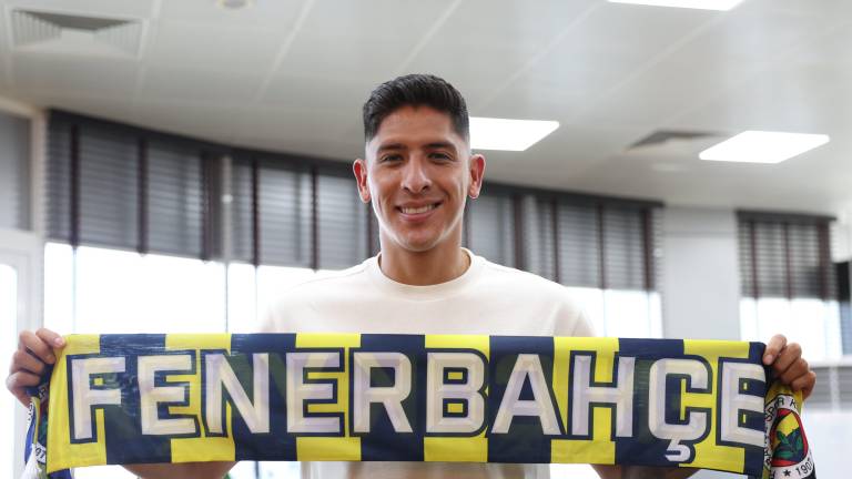 El mediocampista mexicano Edson Álvarez fue presentado oficialmente como nuevo jugador del Fenerbahçe, equipo dirigido por José Mourinho.