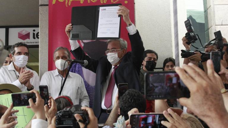 Rubén Rocha Moya con su constancia de mayoría.