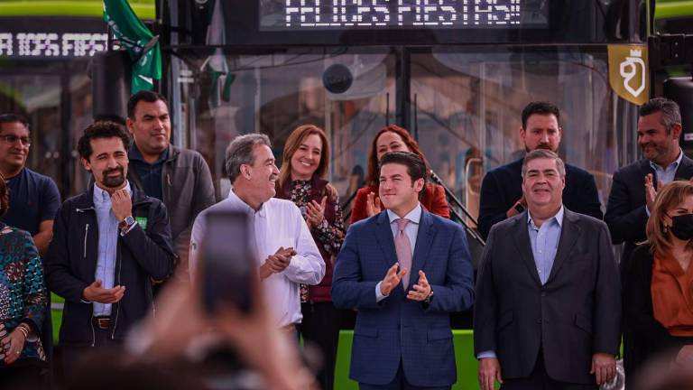 Samuel García en la entrega de camiones ecológicos para el transporte urbano durante este lunes.