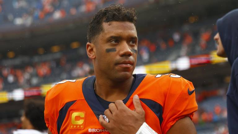 Russell Wilson se queda sin equipo al ser cortado por los Denver Broncos, para quienes jugó apenas dos temporadas.