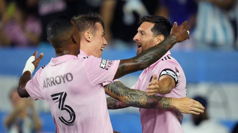 Messi es felicitado por sus compañeros.