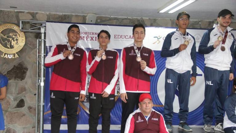 El equipo varonil en la modalidad de 10 Metros Rifle de Aire por Equipos, con sus preseas de bronce.