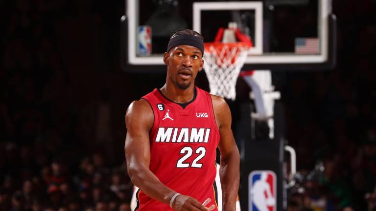 Jimmy Butler sale con lesión.