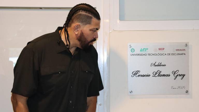 Horacio Llamas devela la placa del auditorio que lleva su nombre.
