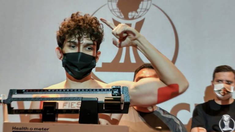Alejandro ‘Pinocho’ Sánchez supera la romana.