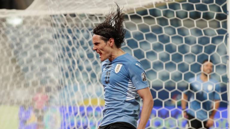 Edinson Cavani marca el segundo gol de los charrúas.