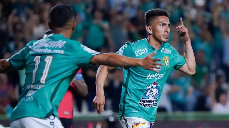Ángel Mena celebra su gol.