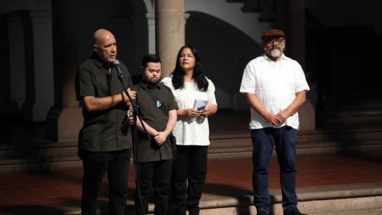Lenin Márquez inaugura la exposición de escultura ‘Guardianes’.