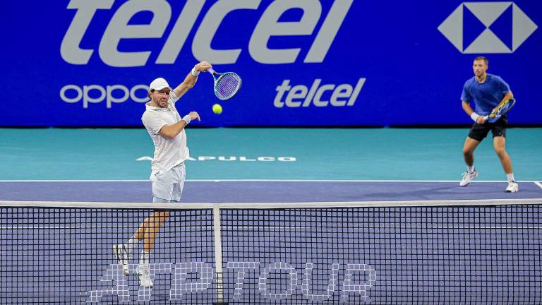El culichi Hans Hach (izq.) cae en Acapulco.