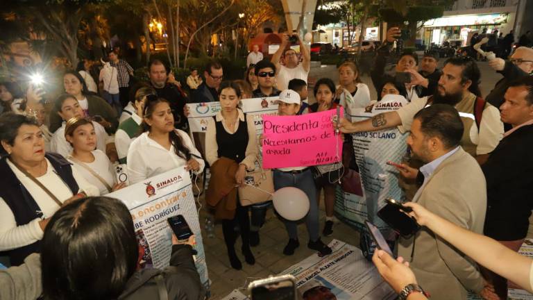 Moisés Ríos Pérez, atendió a los manifiestantes y platicó con una de las madres qué busca a sus hijos.