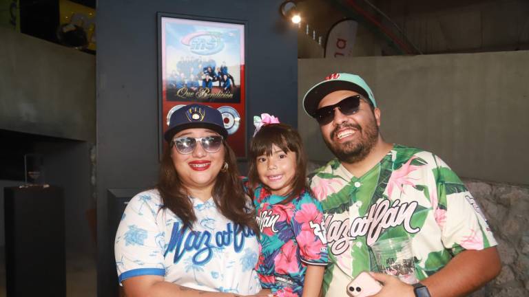 Sharon Martínez e Iván Mora con su pequeña Aurora.