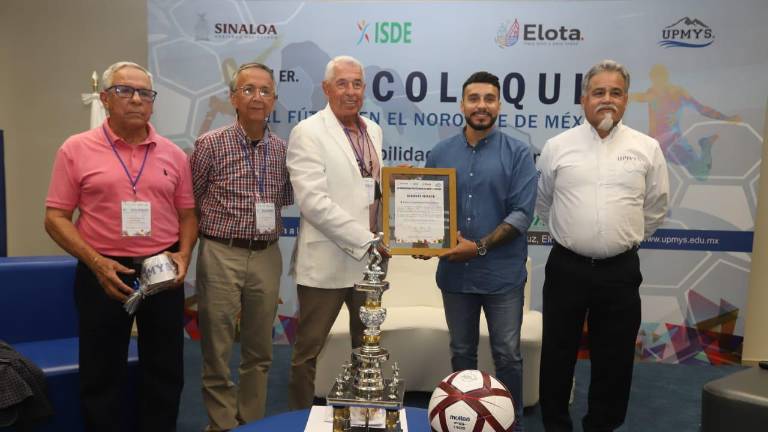 Federico Guillermo Pérez Flores recibe su reconocimiento de mano de Julio César Cascajares.