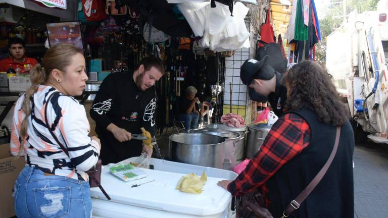 Los vendedores de tamales de Culiacán tuvieron que preparar cientos este 2 de febrero para satisfacer la demanda por el Día de la Candelaria.