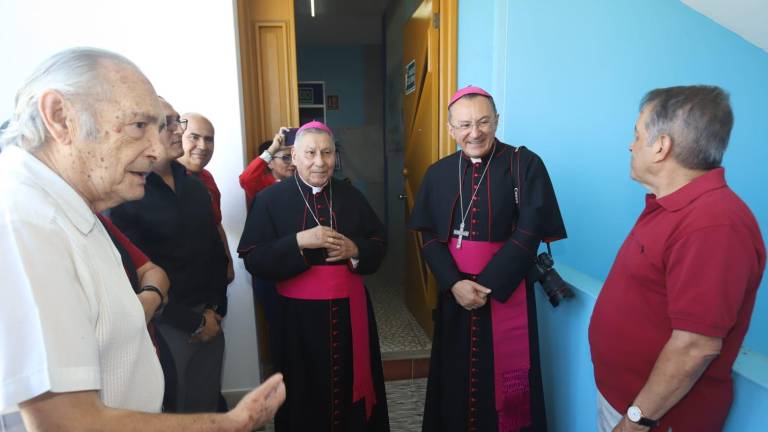 El Nuncio Apostólico Joseph Spiteri llega a las instalaciones del ICO junto al Obispo de Mazatlán, Mario Espinosa Contreras