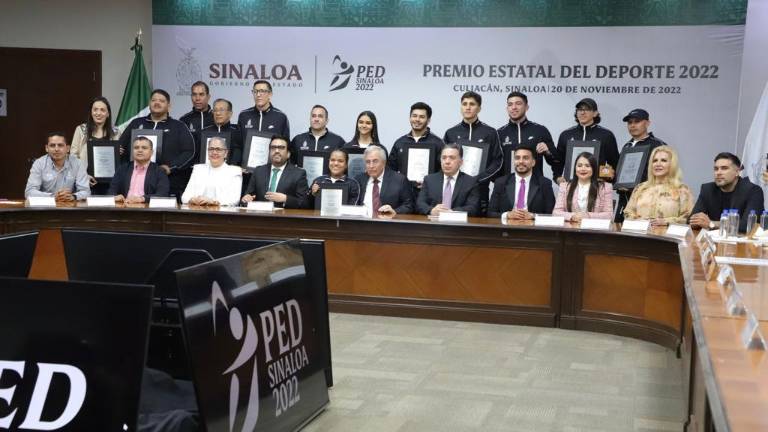 Los galardonados reciben su premio.