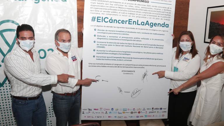 Sergio Esquer y Nelba Osorio firman la carta compromiso.