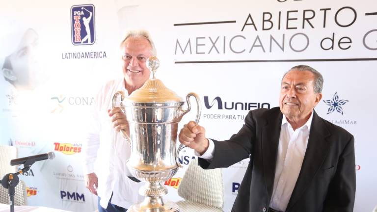 El trofeo de la competencia es presentado.