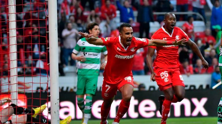 Camilo Sanvezzo marcó dos goles por el Toluca en la victoria por 4-3 ante Santos Laguna.