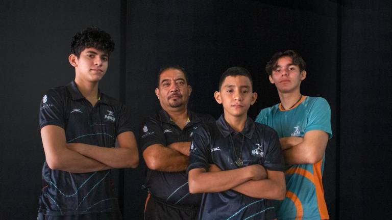 Tres de los judocas mazatlecos que consiguieron su boleto y su entrenador.
