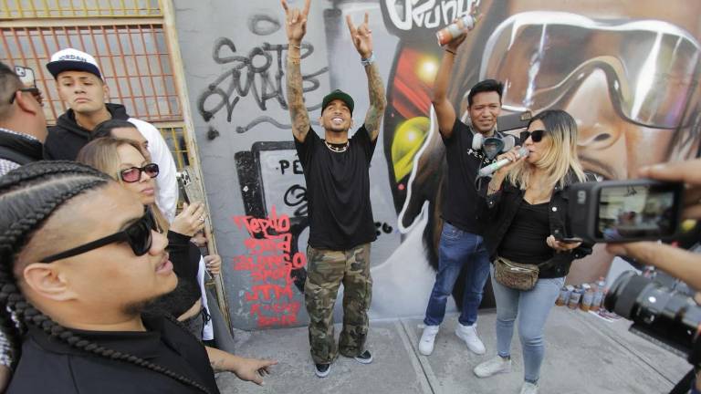 Ozuna visita Tepito para admirar su mural y conocer al artista.