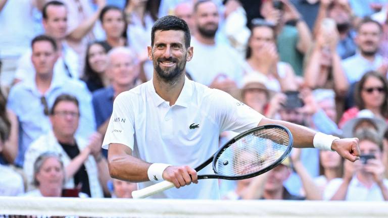 Novak Djokovic celebra un punto ante Flavio Cobolli en Wimbledon.