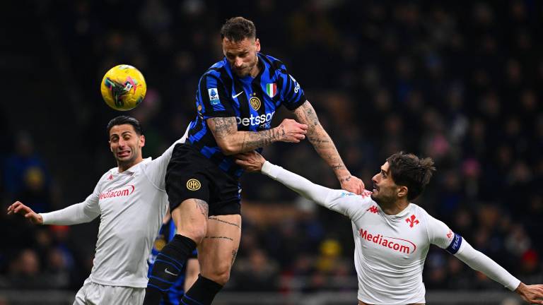 Inter sacó los tres puntos ante la Fiorentina para acechar al Nápoles en la cima de la Serie A.