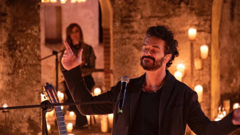 En el metro de Nueva York, Ricardo Arjona toca algunos de sus tema y nadie lo reconoce.