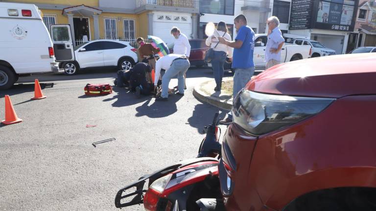 La joven lesionada fue atendida por paramédicos de Bomberos Veteranos y después fue trasladada al Hospital General.
