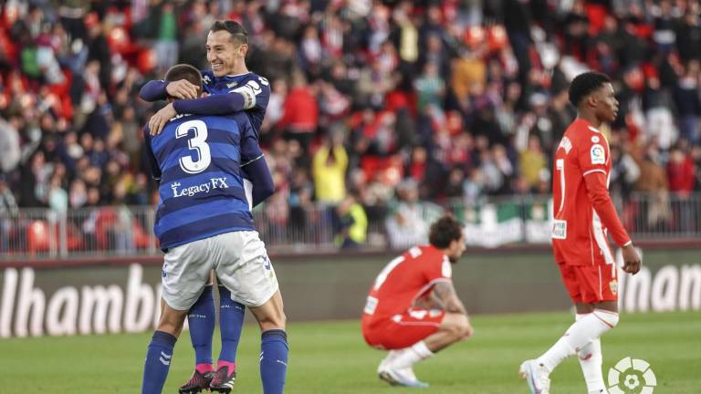 Andrés Guardado es felicitado por su gol.