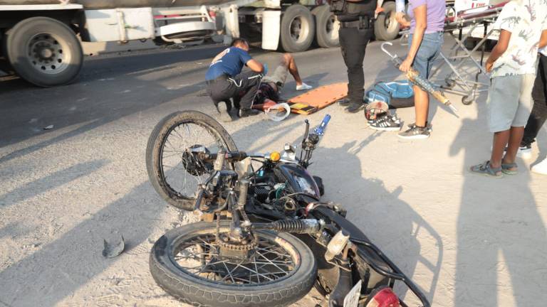 Paramédicos auxiliaron al motociclista herido tras el choque contra un camión de carga en la carretera Internacional, al sur de Mazatlán.