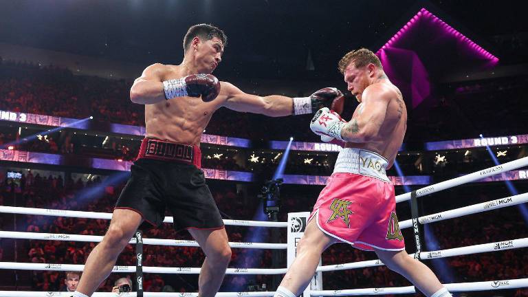 Dmitry Bivol estaría dispuesto a medirse a Canelo.